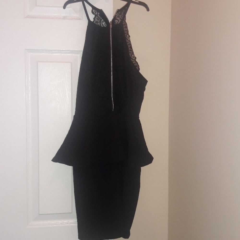 Lace back little black dress 🖤